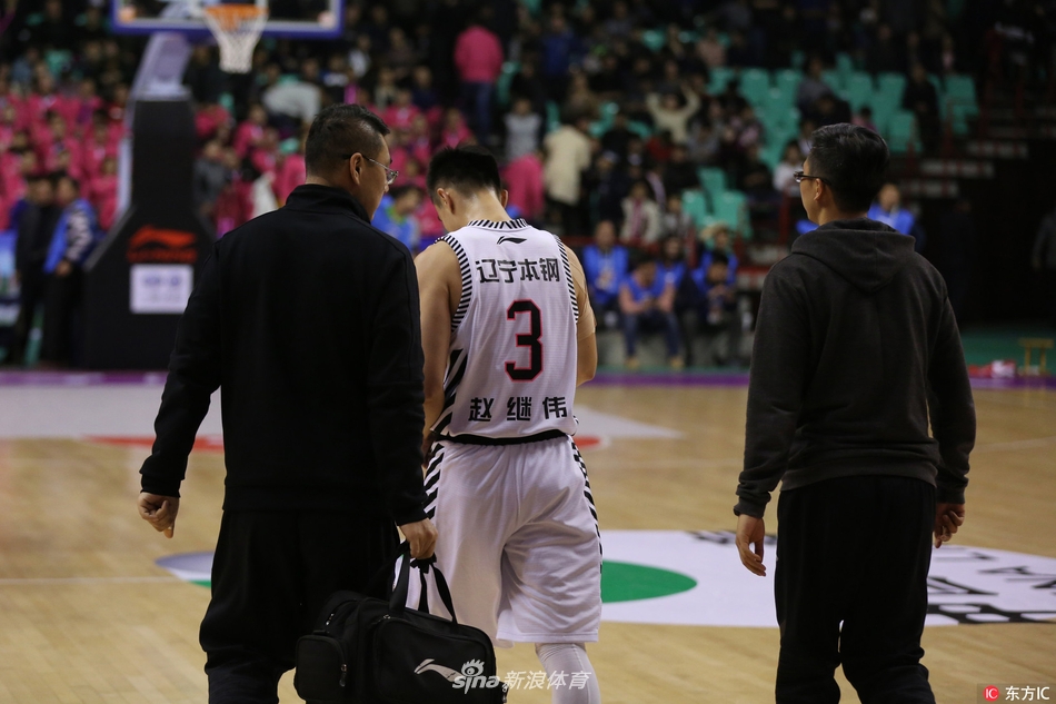 在对手严密防守下，赵继伟面露痛苦神色，身体重心完全失衡，瞬间倒地。