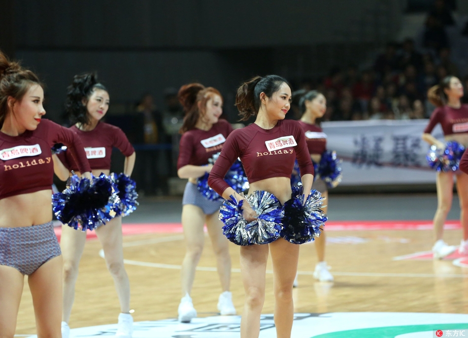 在赛场灯光的聚焦下,啦啦宝贝们变换队形,以极具感染力的笑容和专业的舞步,成为激烈比赛中最柔美的缓冲带