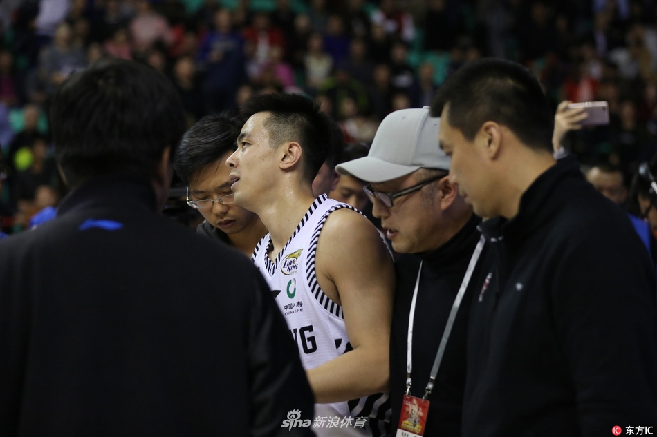 全场球迷起立，目光追随着被抬下场的赵继伟，许多人的双手合十，默默为他祈祷。