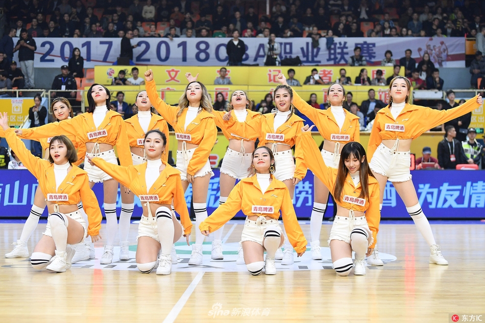 赛后,全体啦啦宝贝们肩并肩站成一排,向着热情欢呼的观众席挥手致意,用真诚的笑容感谢球迷们一整晚的支持与陪伴。