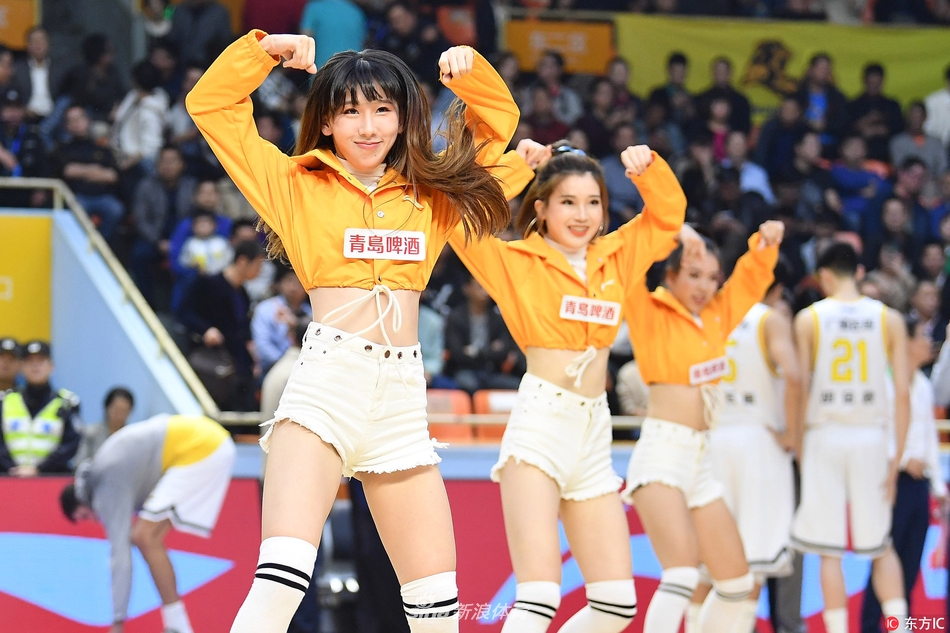 表演进入高潮,两名啦啦队员被队友高高托起,她们在空中伸展手臂,面带自信微笑,宛如篮球场上绽放的铿锵玫瑰。