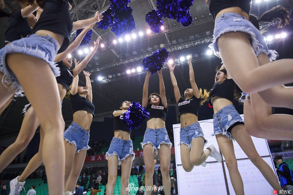 随着音乐高潮，啦啦宝贝们奋力跃起，散开的裙摆如同花朵绽放，她们是篮球场上不可或缺的活力因子
