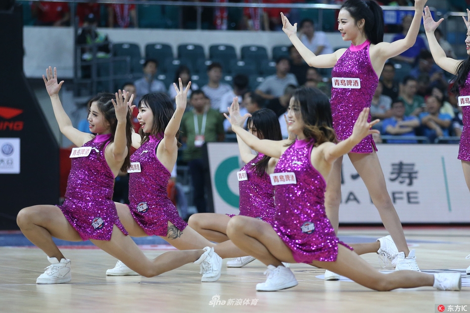 身着亮黄色短裙的啦啦宝贝们,随着动感节拍跃动出场,她们整齐划一的动作和灿烂的笑容,瞬间成为赛场的焦点。