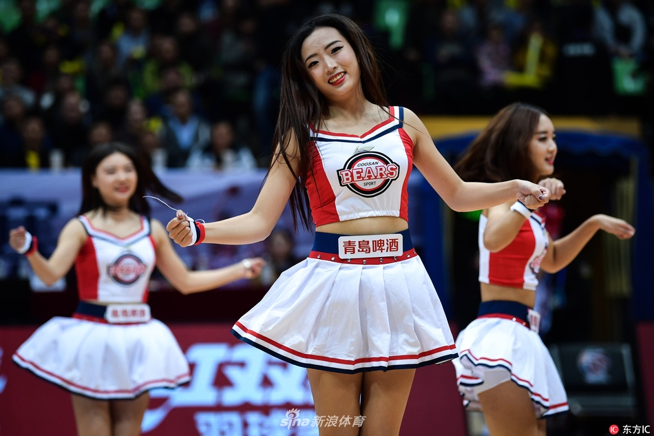 聚光灯下，四川品胜主场的啦啦宝贝们身着亮丽队服，随着动感节奏跃动起舞，灿烂的笑容如同冬日暖阳，瞬间点燃了全场球迷的热情。