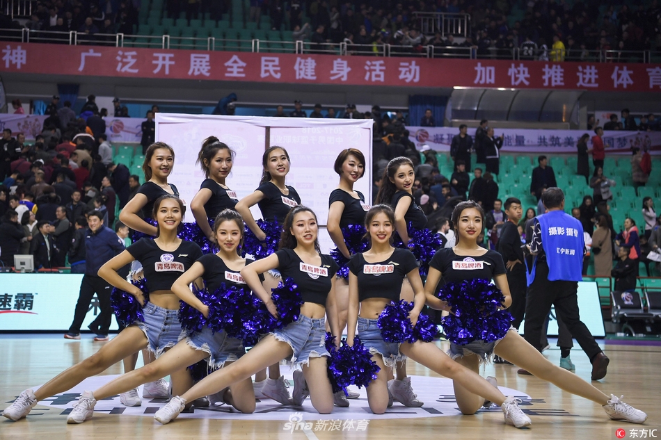 啦啦宝贝们随着动感音乐起舞，动作整齐划一，展现出专业的舞蹈素养和青春的无限活力