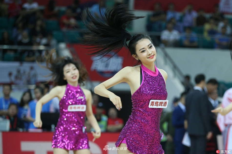 镜头捕捉到一位宝贝热力四射的瞬间,飞扬的发丝与专注的眼神,将青春的无限活力与对舞蹈的全情投入展现得淋漓尽致。
