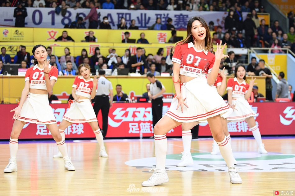 中场休息时,拉拉队员们摆出富有动感的队形,身姿挺拔修长,脸上的笑容比场馆的灯光还要璀璨,将现场气氛推向新的高潮。