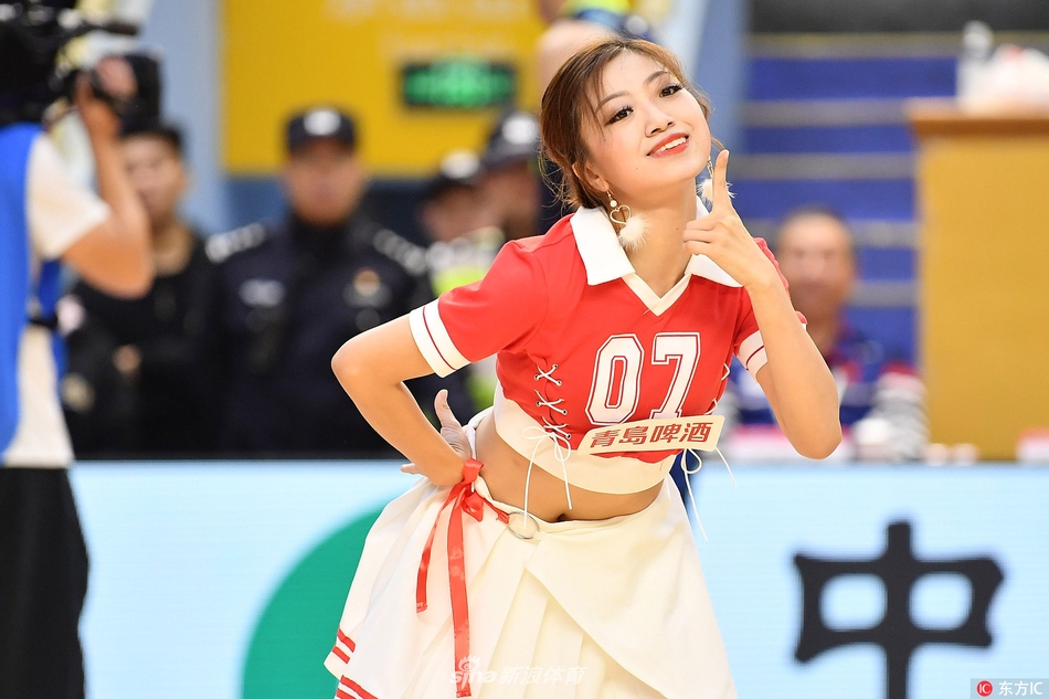 宝贝们身穿亮丽的表演服,在场地中央围成一圈,随着节奏欢快地舞动,仿佛是赛场上跳动的音符,奏响了力与美的乐章。