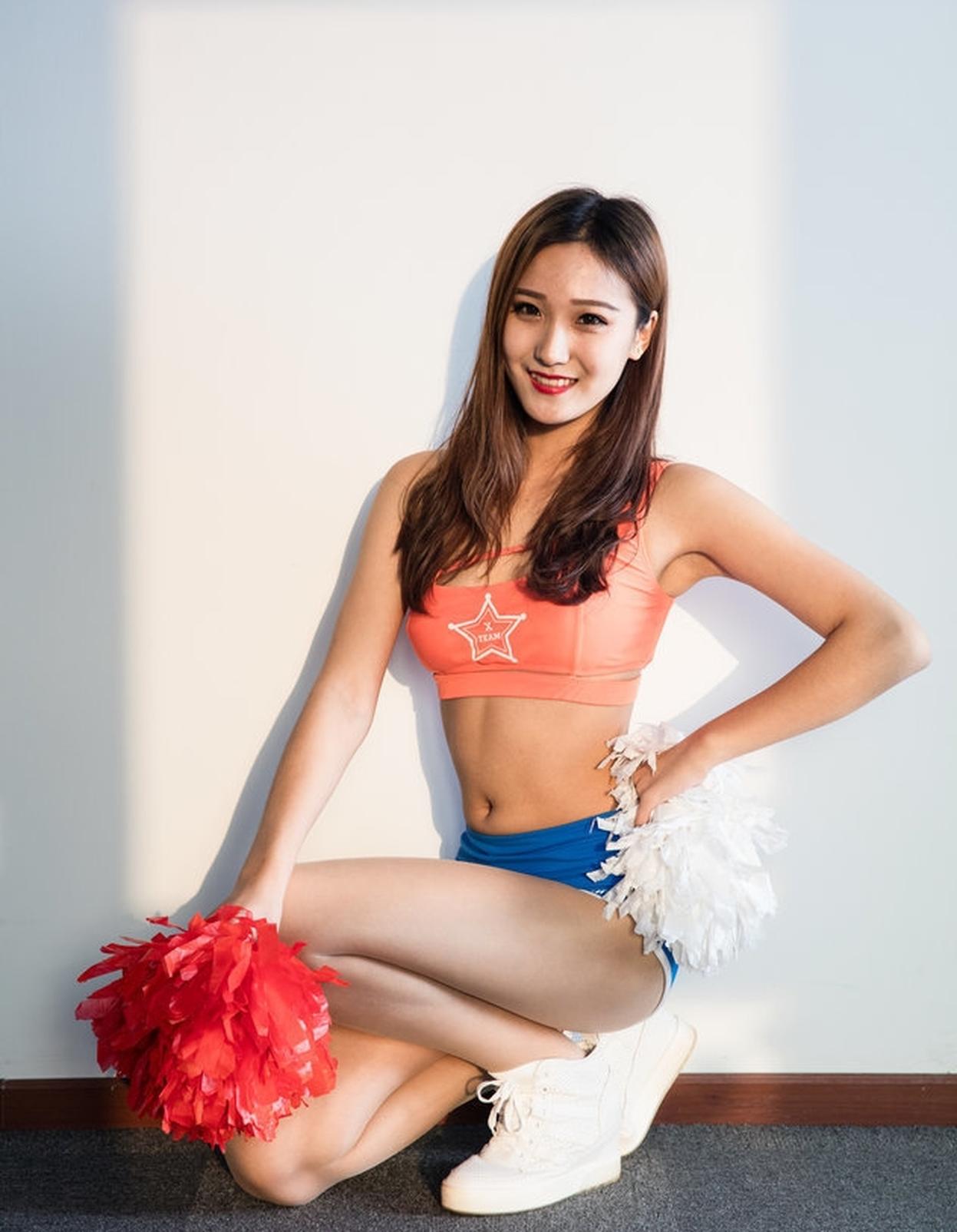 伴随着动感的音乐，两位啦啦宝贝在赛场上尽情跳跃，她们扎着利落的马尾，脸上洋溢着自信灿烂的笑容，将青春的活力毫无保留地挥洒在球场上。