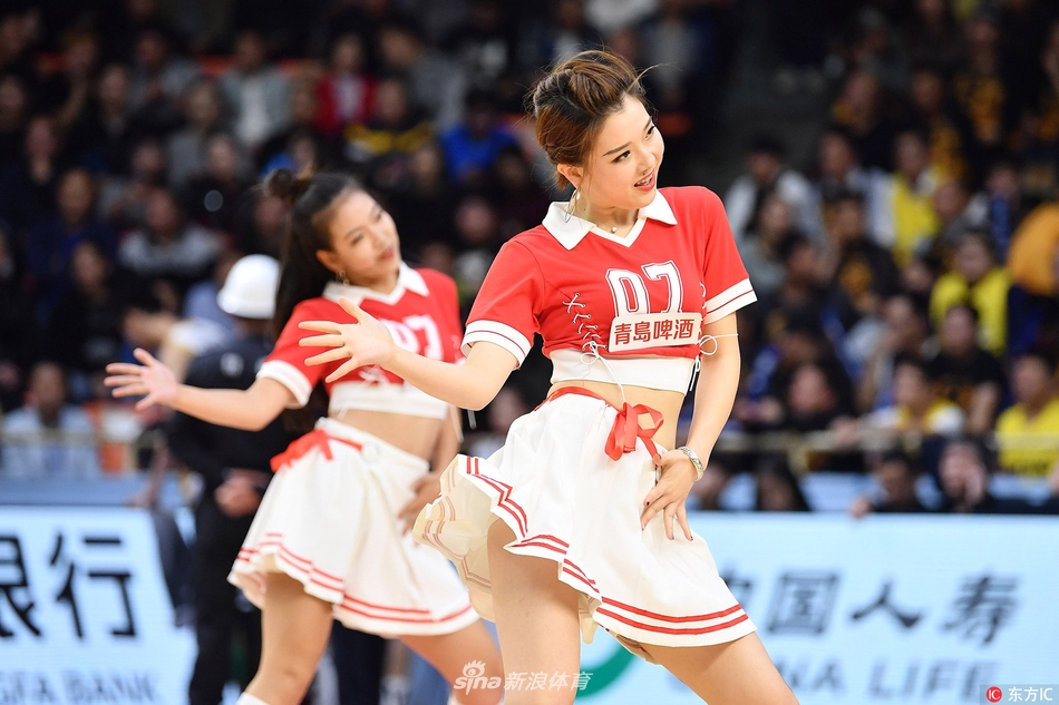 全队成员在比赛结束后于场地中央合影留念,大家紧紧相依,高举双手欢呼,纪念这个共同挥洒汗水的夜晚,姐妹情谊在镜头前熠熠生辉。