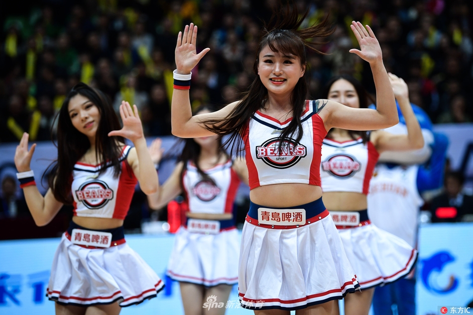 伴随着动感十足的音乐，八一双鹿电池队的啦啦宝贝们挥舞着金色花球，动作整齐划一，充满爆发力，她们用激情四射的表演为寒冷的冬夜注入了无限活力。