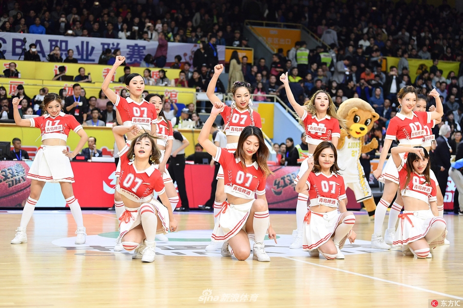 特写镜头下,一位啦啦队员正在专注地整理妆容,额前细碎的刘海下,一双明亮的大眼睛闪烁着对即将开始的表演的期待与自信。