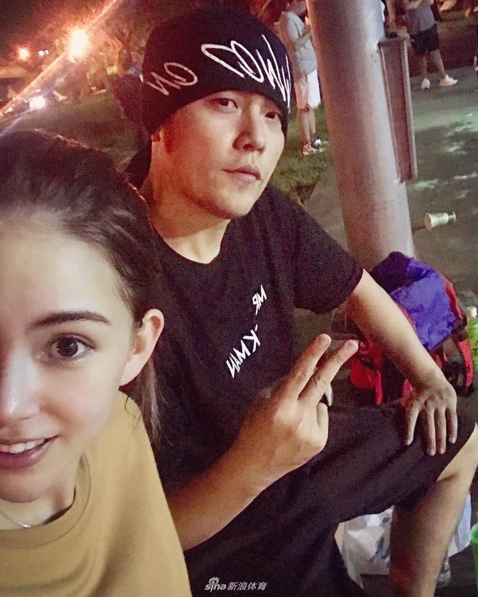 昆凌身穿运动装束起长发，神情专注地看向篮筐，下一秒就要出手投篮，英姿飒爽的模样完全不输专业球员