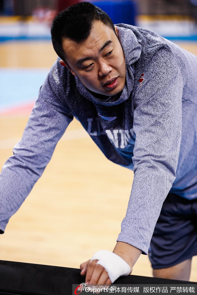 辽宁队内线支柱韩德君左手缠着厚实的白色绷带，在赛前训练中神情专注地进行着无球跑动，眼神中透露出坚定与不屈。