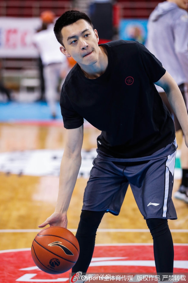 辽宁衡润队赛前训练全景，韩德君在场地中央进行个人技术练习，身后的队友们正在进行热身，整个场馆充满了大战前的紧张氛围。