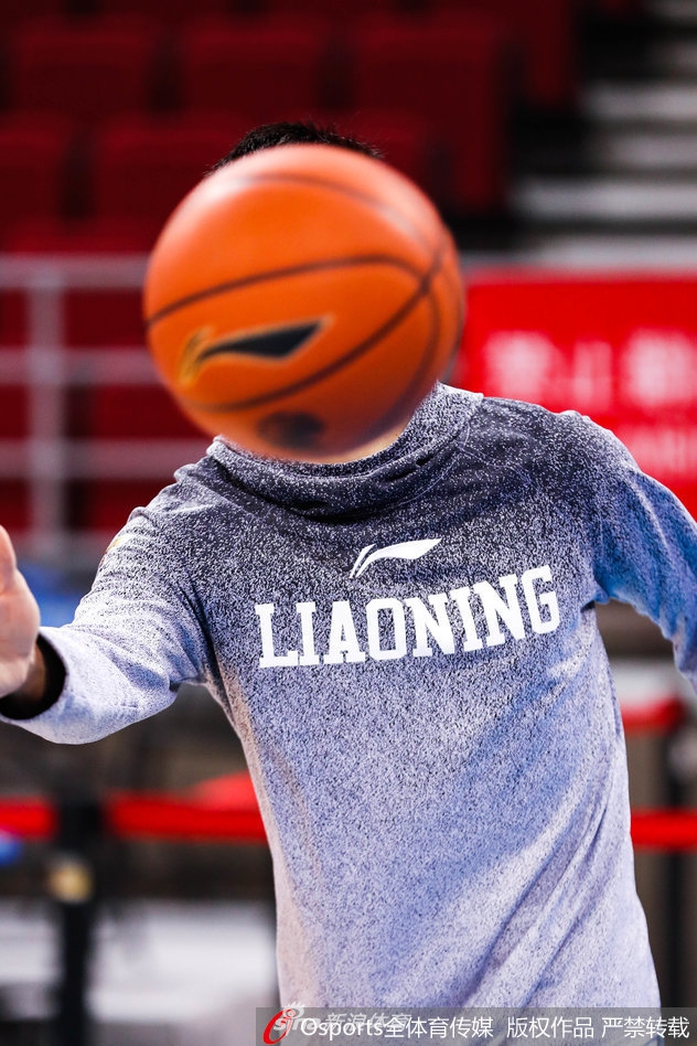 训练结束后，韩德君独自留在场边进行拉伸放松，他低头看着自己包扎严实的左手，汗水浸湿了衣襟，但他的背影依然宽厚如山，给人十足的安全感。