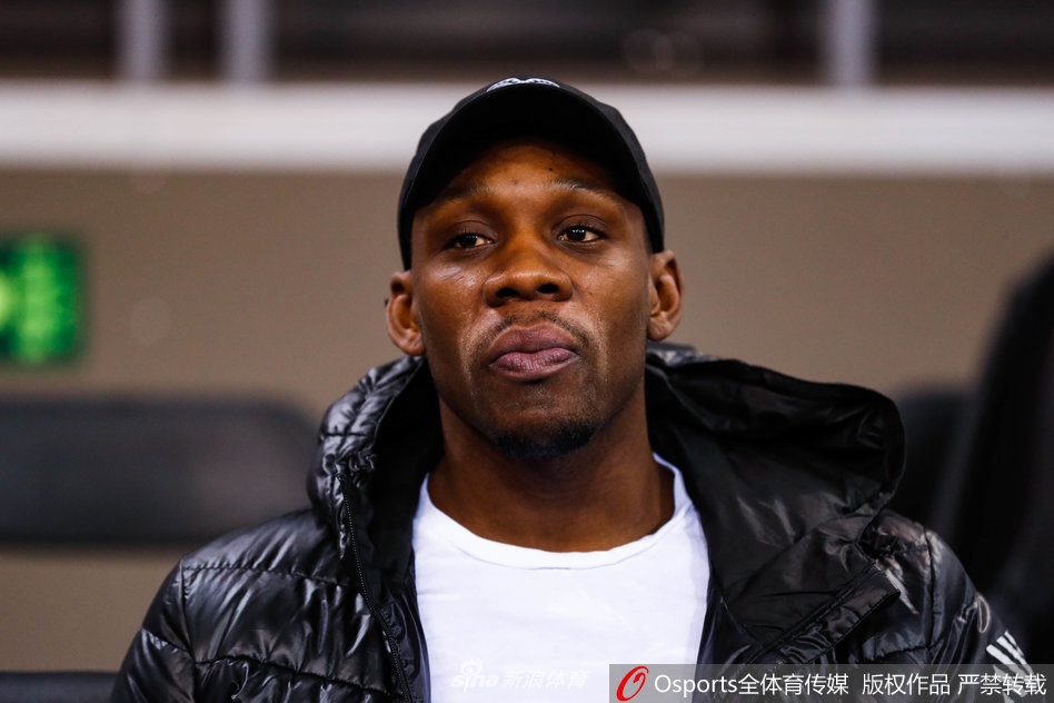 韩德君在队医的陪同下进行热身训练，他微微侧身望着自己的左手，绷带下的伤口虽未愈合，但他依然选择站在场上，与球队共进退。