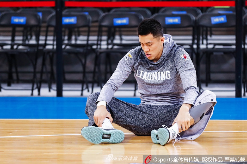 韩德君进行简单的传接球训练，他小心翼翼地用没有受伤的右手主导发力，但左手依然会跟随动作自然摆动，展现出职业球员的坚韧习惯。