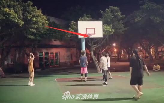 周杰伦在篮球场上灵活运球，眼神专注地寻找传球机会，昆凌在一旁随时准备接应，夫妻二人之间无形的默契仿佛让空气都变甜了