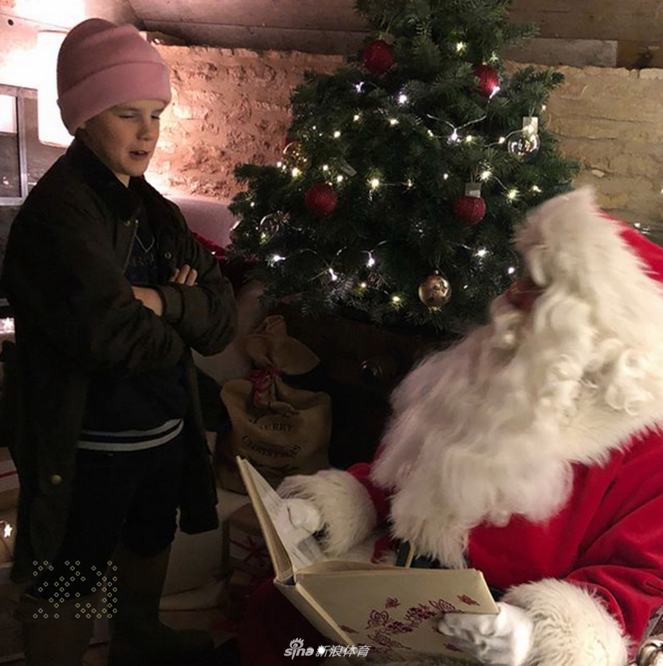 小七搂哥哥亲密合影四兄妹似复制粘贴