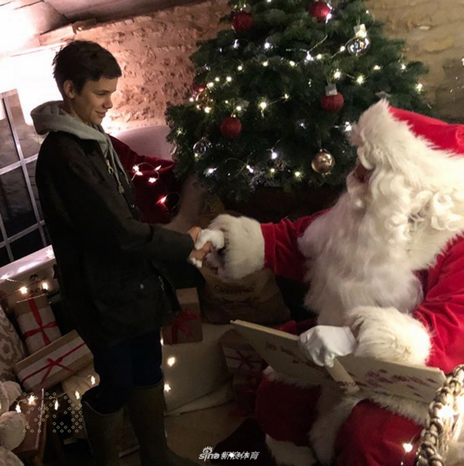 小七搂哥哥亲密合影四兄妹似复制粘贴