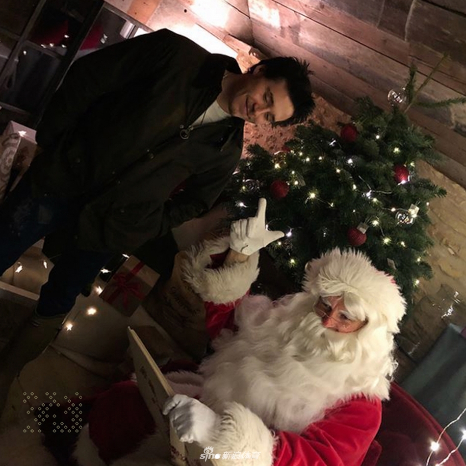 小七搂哥哥亲密合影四兄妹似复制粘贴