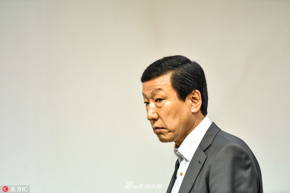 赛后发布会上的保罗·索萨神情专注，眼神中透露出对这场关键胜利的深思与自豪，背景的混采区灯光映照出他微湿的衬衫，仿佛诉说着场上的惊心动魄。