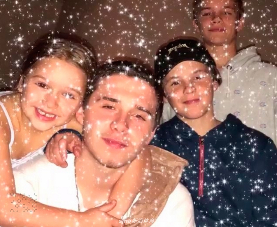 小七搂哥哥亲密合影四兄妹似复制粘贴