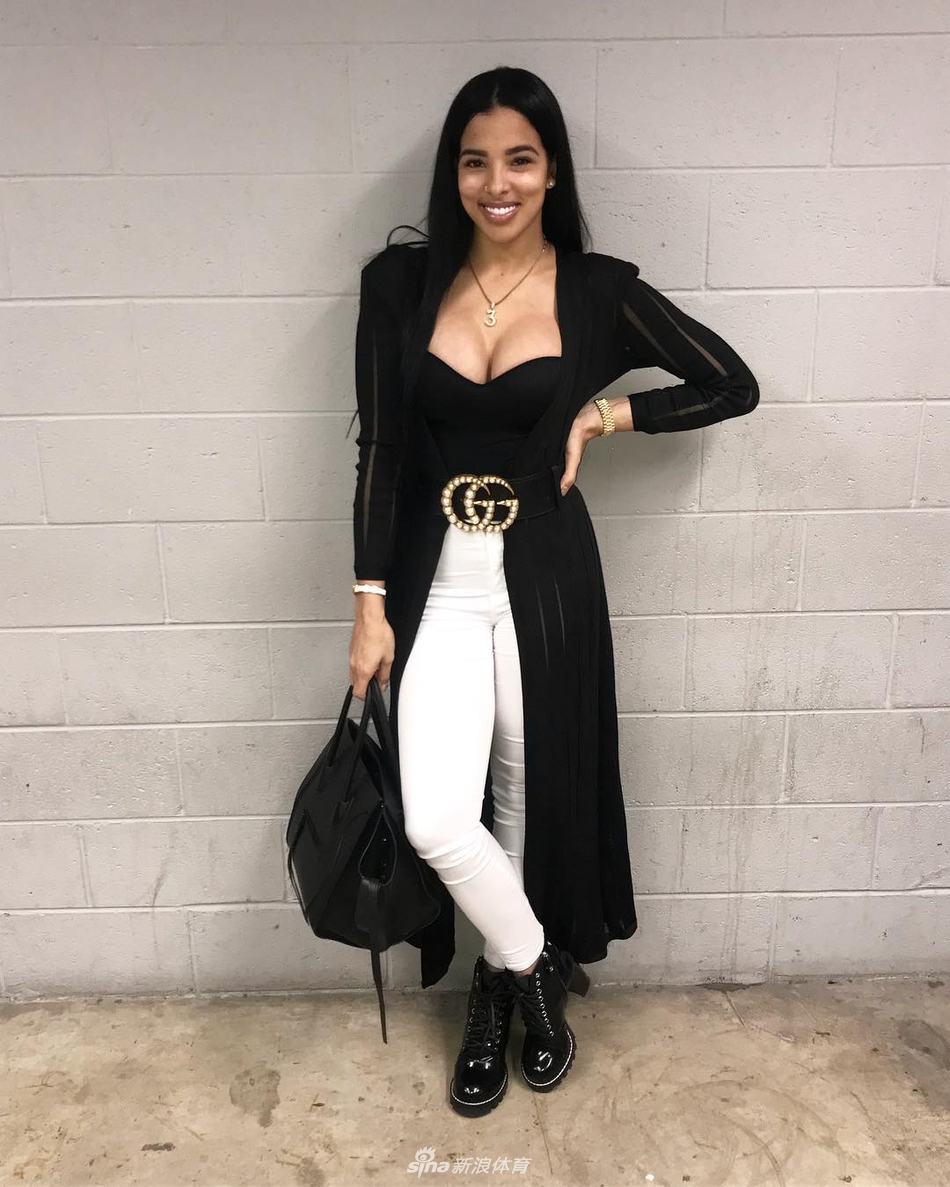 比尔女友观战男友低胸火辣抢眼