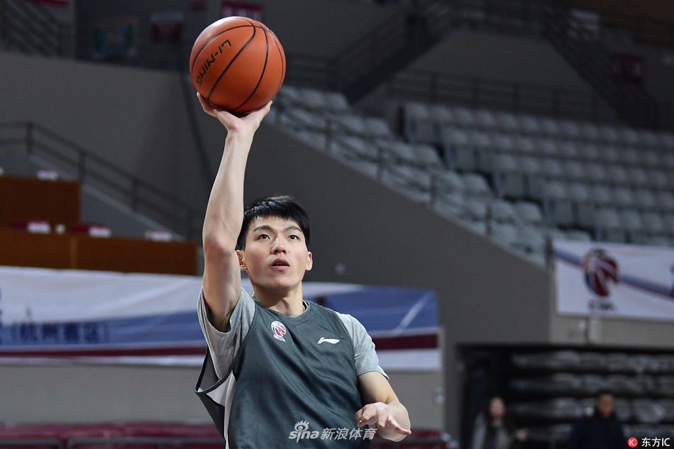 外援威姆斯在训练中秀出细腻运球技巧，面带轻松笑容，他是浙江队战术体系中不可或缺的节拍器。