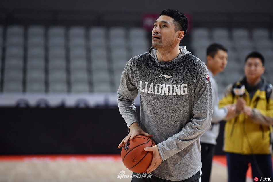 训练间隙，郭艾伦与赵继伟并肩站立，汗水湿透了球衣，两人目光望向远方，眼神中透露出对即将到来的比赛的坚定与渴望。