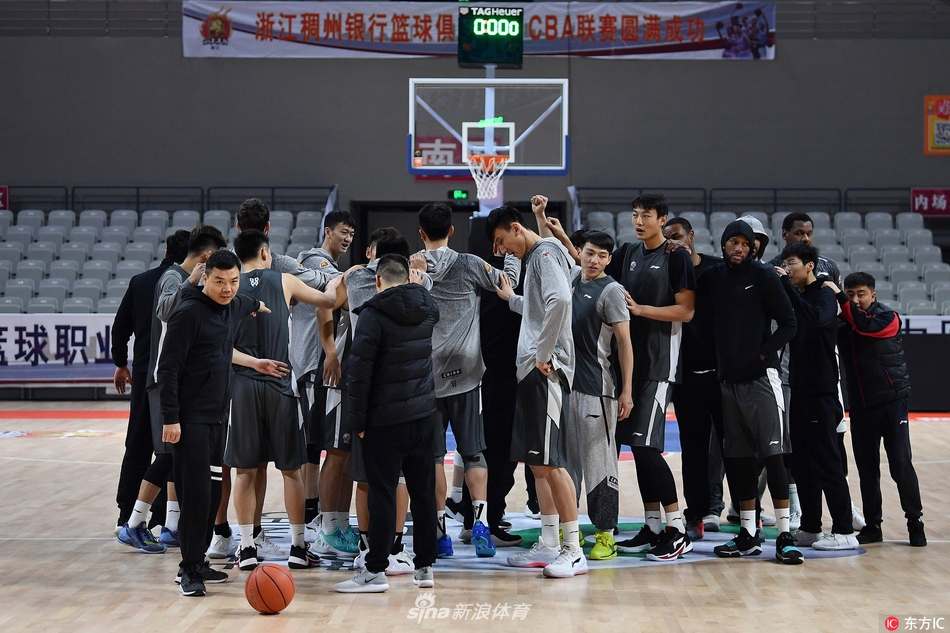 主教练刘维伟双手叉腰神情严肃地指挥训练，这位少帅的调教让浙江队本赛季发生了脱胎换骨的变化。