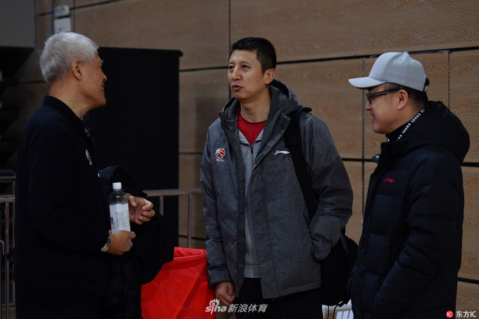 球队全员在教练组带领下进行拉伸放松，夕阳余晖洒在球馆，凝聚着全队上下对下一场胜利的渴望。