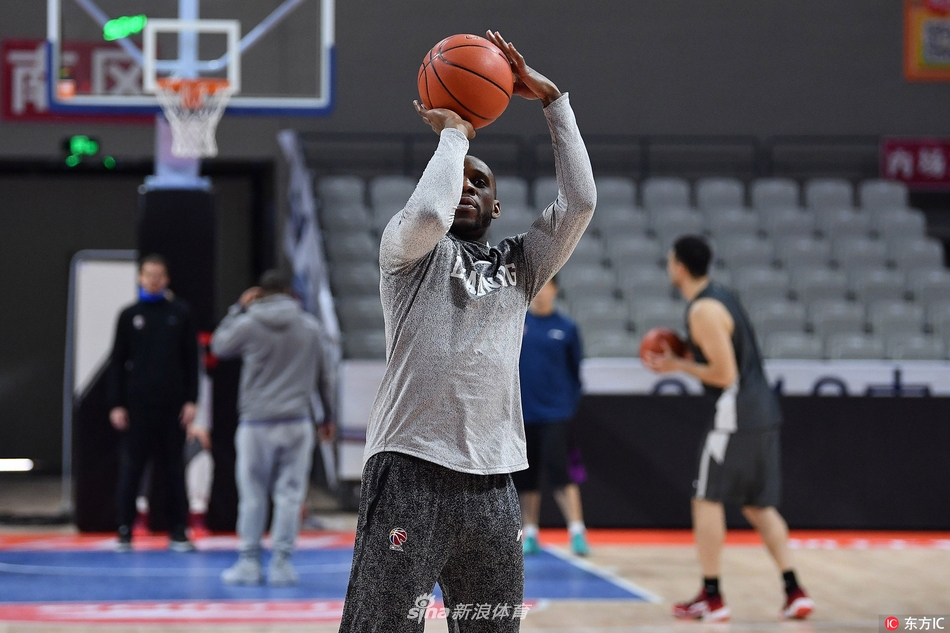 郭艾伦眼神坚毅，运球跨越半场，赵继伟侧身滑步，双臂张开铸成铜墙铁壁，两人在训练馆的光影下进行着一对一的攻防演练。