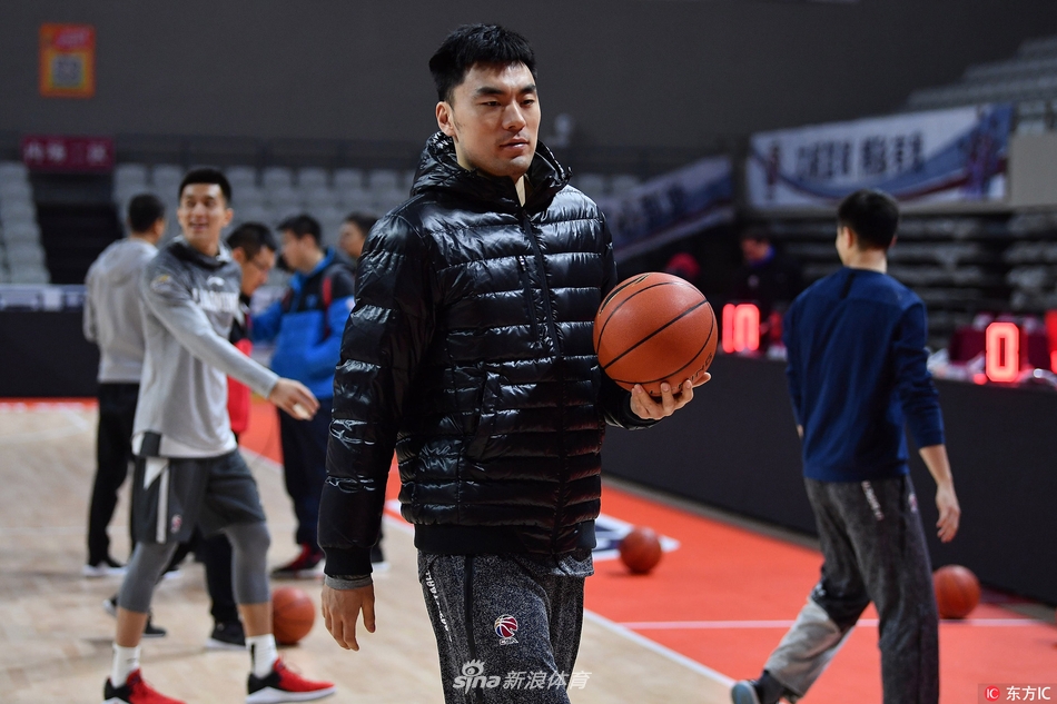 训练结束后的放松时刻，郭艾伦双手撑膝大口喘气，赵继伟则拿着水瓶补充水分，两人身后的篮球散落一地，见证着他们一堂高强度训练课的结束。