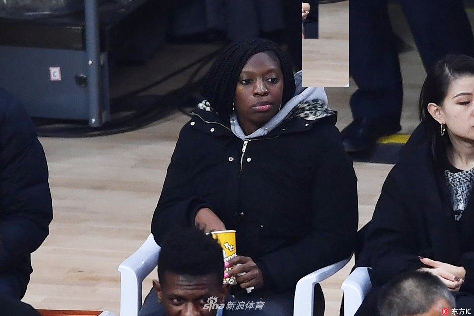 亚当斯在场上运球突破，对手严防死守，他眼神坚毅，汗水挥洒。远处看台上，妻子的身影虽模糊却清晰可辨，她微微起身，双手紧握，仿佛在用无声的力量为丈夫加油鼓劲。