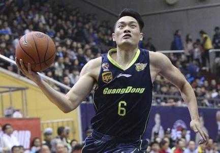 退役后的陈江华身材依然保持完美,在场边指挥时眼神依然犀利如昨