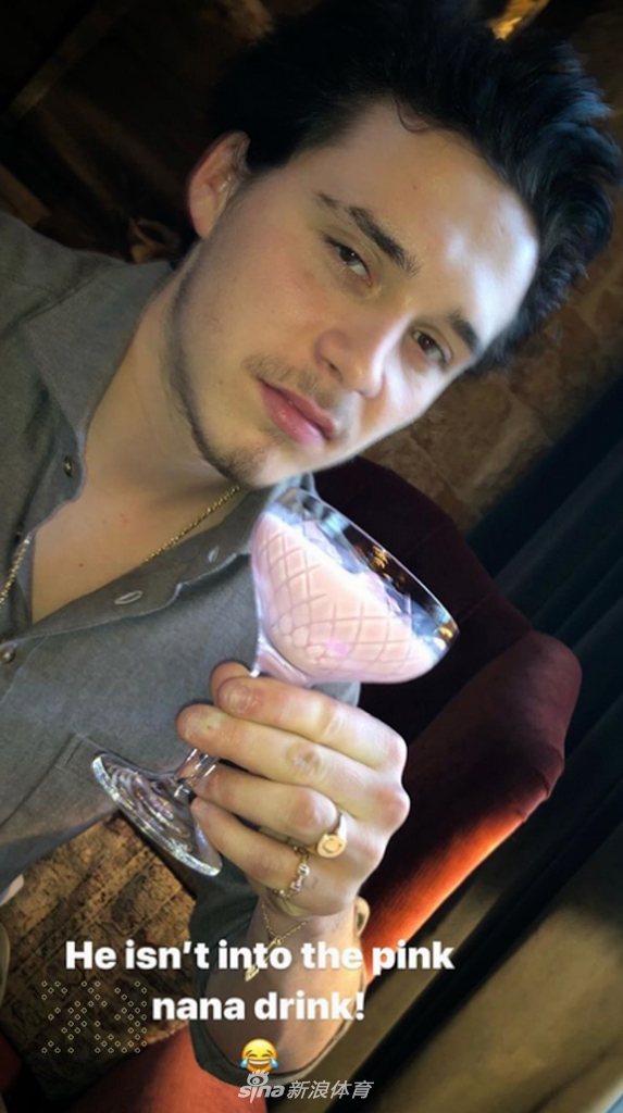 小七搂哥哥亲密合影四兄妹似复制粘贴