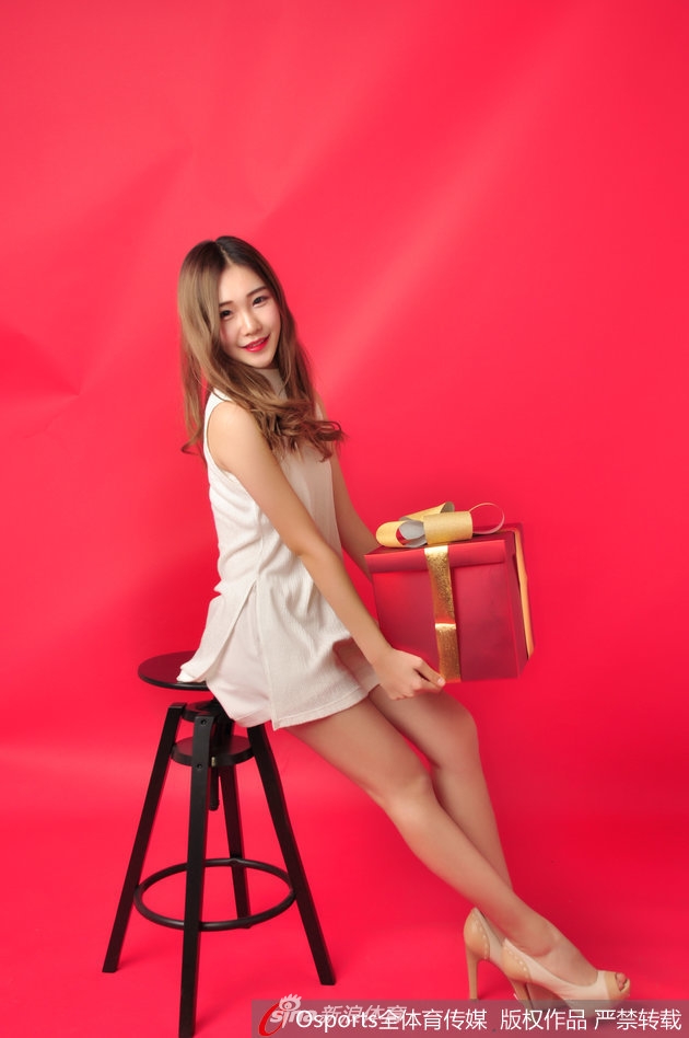 思凡双手合十闭上眼睛，背景是虚化的圣诞灯光，画面显得唯美又虔诚。