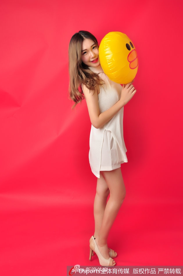 思凡抱起一只巨大的玩具熊，她的大眼睛与玩具熊的黑鼻子相映成趣，可爱值爆表。