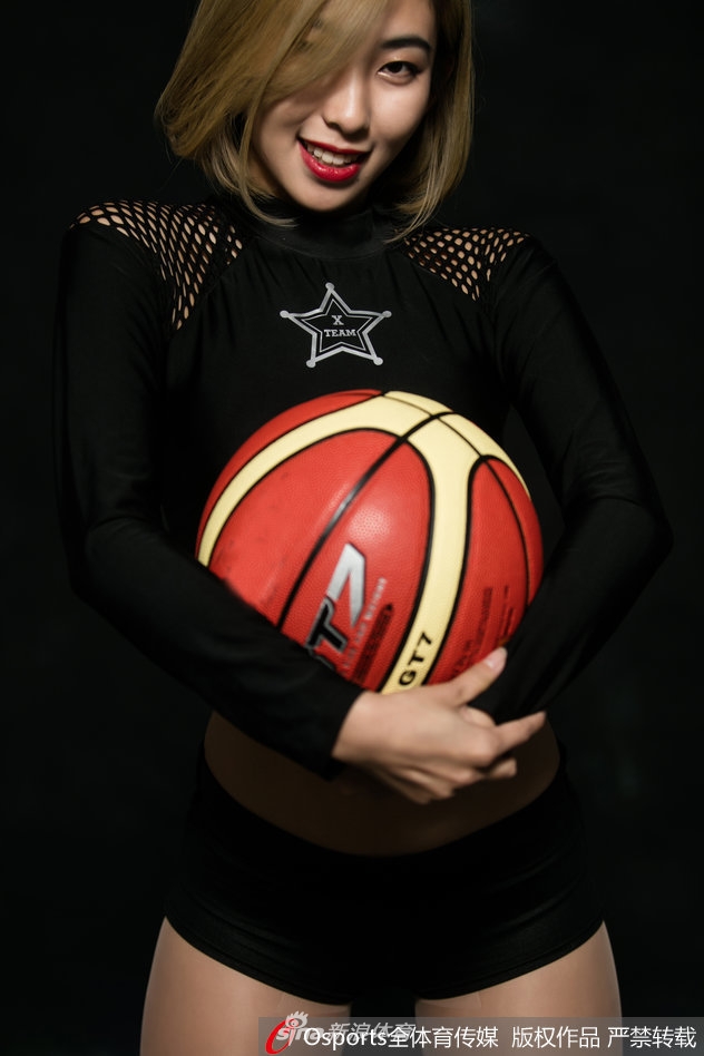 双手轻撩秀发，青春气息扑面而来，健美的大腿线条在灯光下显得格外耀眼，仿佛能让人听到现场动感的音乐节拍。