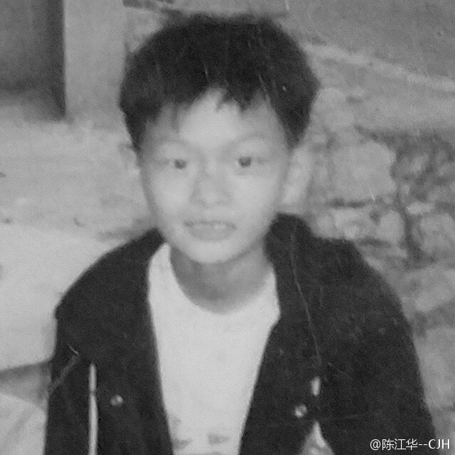 少年陈江华在训练场上接受严师指导,稚气未脱的脸庞上写满了专注与倔强