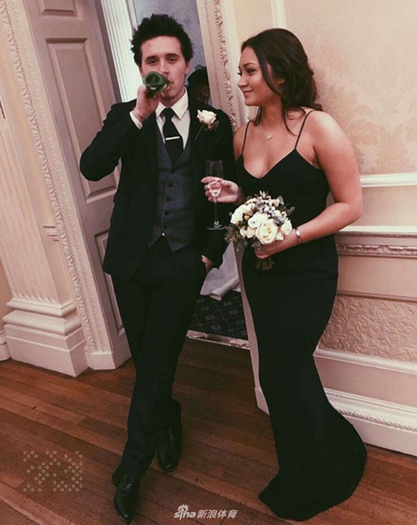 小七搂哥哥亲密合影四兄妹似复制粘贴