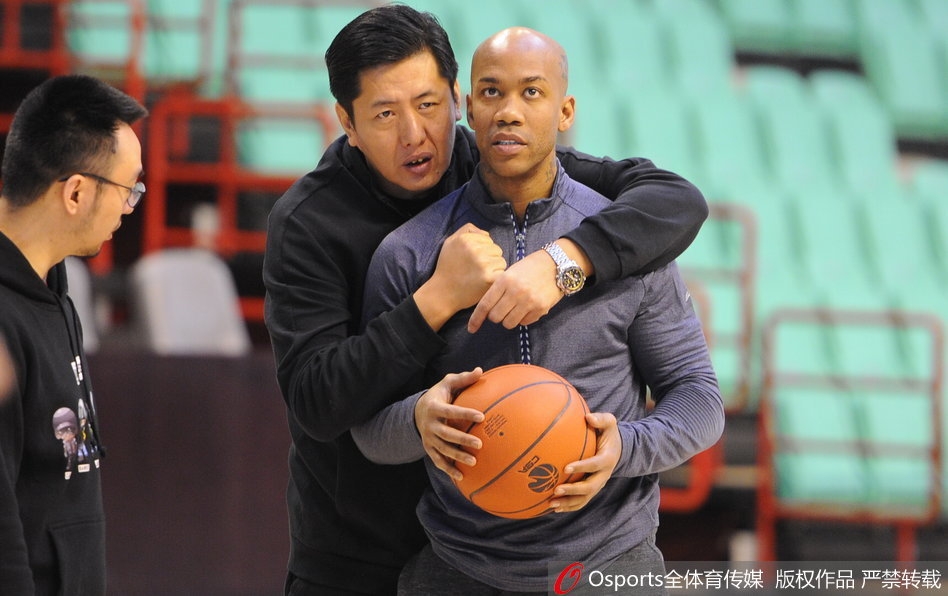 最后的告别时刻，马布里挥手与哈德森道别，哈德森回眸一望，眼神中带着笑意与不舍，这一瞬间被摄影师定格，成为CBA外援兄弟情的经典画面。