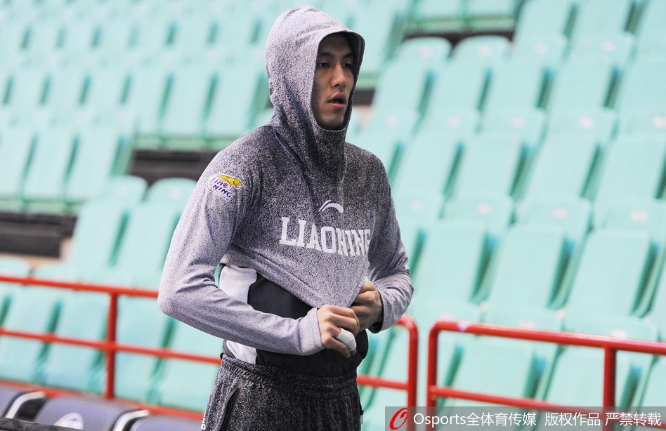 马布里与哈德森在训练馆中紧紧相拥，马布里面带微笑，眼神中流露出对这位后辈与对手的欣赏，哈德森则像孩子般依偎，仿佛在说‘今晚的较量，我可不会手软’。