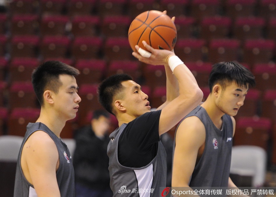 辽宁队进行战术演练，郭艾伦在弧顶持球组织，队友们按照战术布置进行穿插跑位。