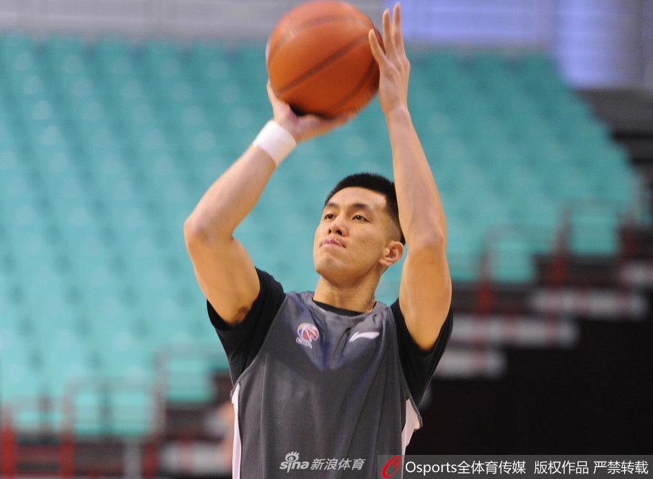 辽宁队快攻演练中，郭艾伦高速运球推进，场边的队友纷纷驻足观看这次精彩的进攻配合。