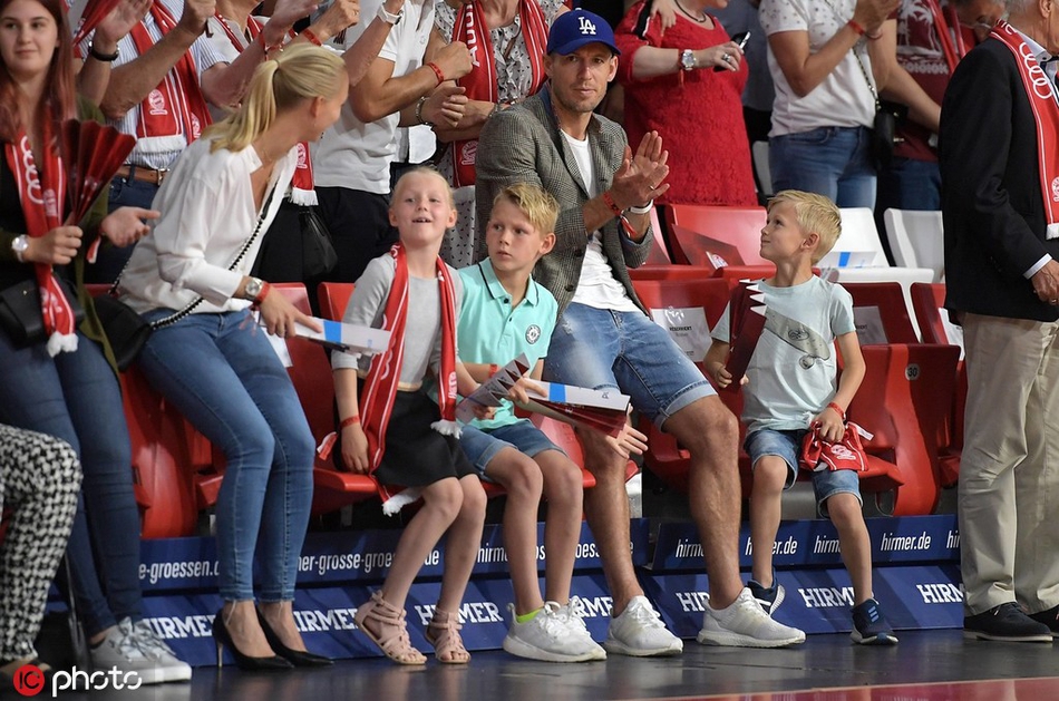 罗本在场边专注地观看篮球比赛，眼神中透露出对这项运动的好奇与欣赏