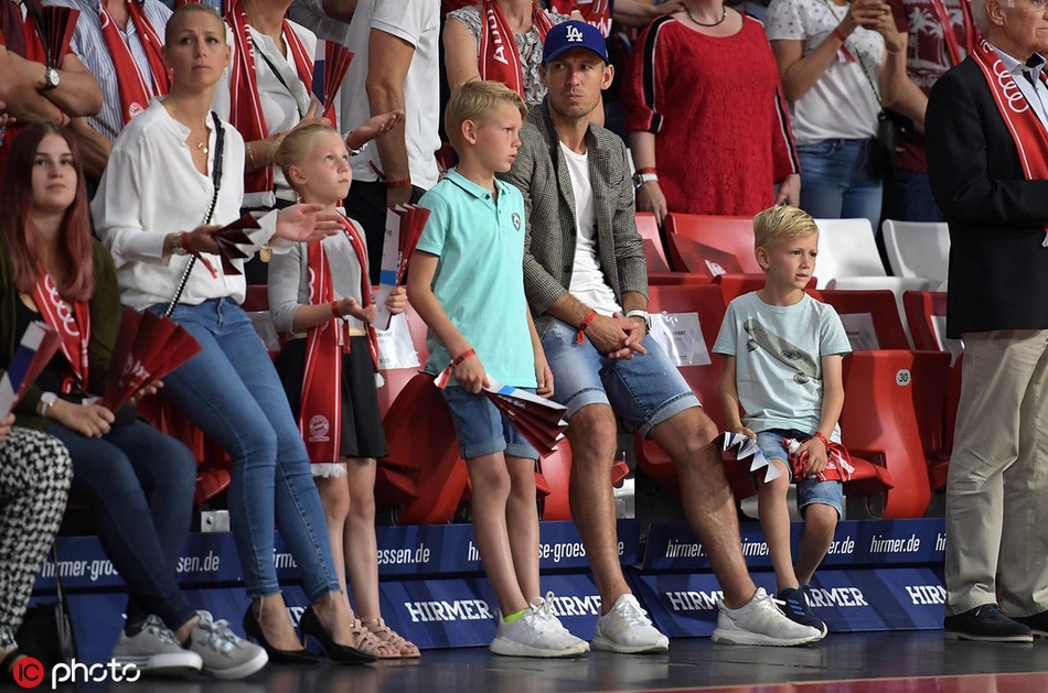 罗本一家五口在看台上其乐融融，孩子们专注地观看比赛，氛围温馨