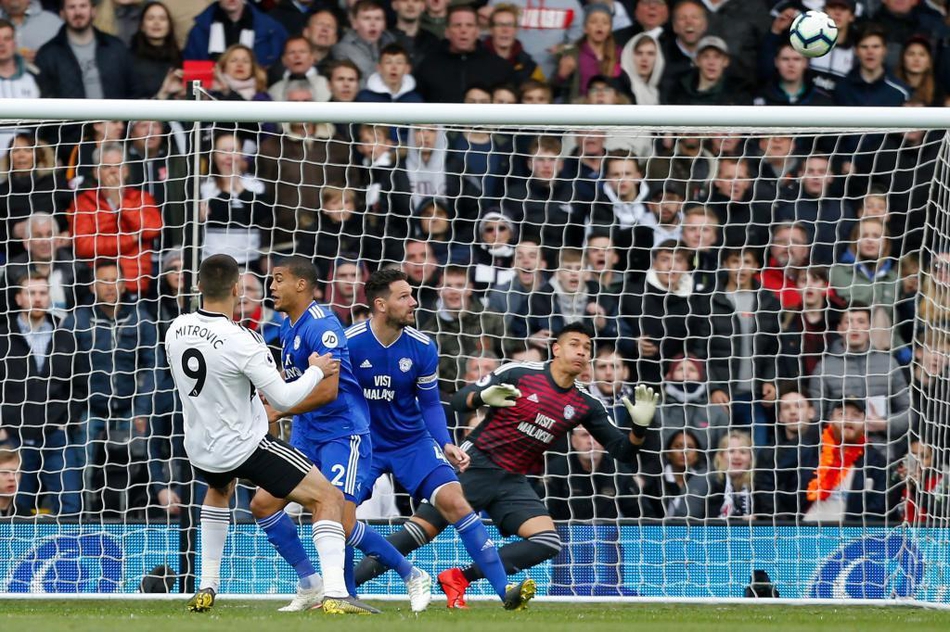 卢卡库身披国际米兰战袍，在梅阿查球场向看台上的球迷们鼓掌致意，眼神中充满坚定与归属感。